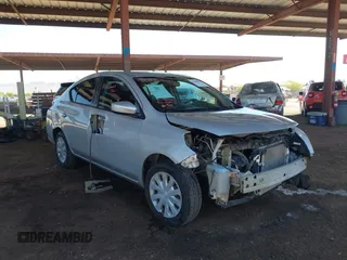 2019 Nissan Versa SV z VIN 3N1CN7AP8KL812495, wystawiony jako IAAI lot #42208158 z przebiegiem 135 987 mil mil oraz . Historia ofert i sprzedaży dostępna na DreamBid. Obrazek 1.