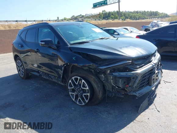 2024 Chevrolet Blazer RS z VIN 3GNKBERS0RS155598, wystawiony jako IAAI lot #39970423 z przebiegiem 15 171 mil mil oraz . Historia ofert i sprzedaży dostępna na DreamBid. Obrazek 1.