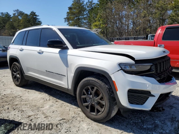 2024 Jeep Grand Cherokee Laredo with VIN 1C4RJHAG3RC124581, listed as a Copart auction lot 45677095 with 24,123 mi miles and Clean title. Bid and sale history available at DreamBid. Image 4.