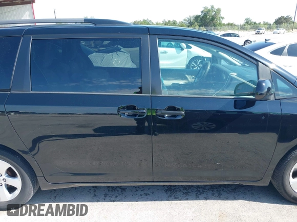 2015 Toyota Sienna LE AAS z VIN 5TDKK3DC0FS613377, wystawiony jako IAAI lot #42214127 z przebiegiem 135 836 mil mil oraz . Historia ofert i sprzedaży dostępna na DreamBid. Obrazek 14.
