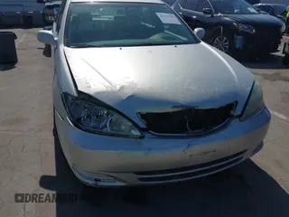 2004 Toyota Camry LE z VIN 4T1BE32K64U799027, wystawiony jako IAAI lot #42322301 z przebiegiem 89 437 mil mil oraz . Historia ofert i sprzedaży dostępna na DreamBid. Obrazek 6.