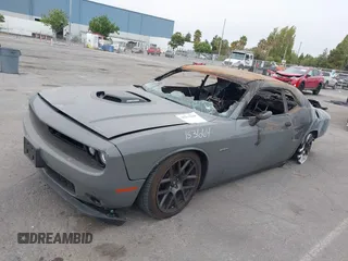 2017 Dodge Challenger R/T Shaker z VIN 2C3CDZBTXHH663987, wystawiony jako IAAI lot #40367339 z przebiegiem Nie podano mil oraz . Historia ofert i sprzedaży dostępna na DreamBid. Obrazek 16.