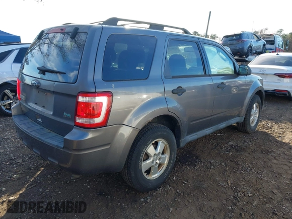 2010 Ford Escape XLT z VIN 1FMCU9DG7AKD41622, wystawiony jako IAAI lot #40902701 z przebiegiem 298 933 mil mil oraz . Historia ofert i sprzedaży dostępna na DreamBid. Obrazek 4.