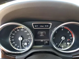 2013 Mercedes-Benz M 350 z VIN 4JGDA2EB5DA150900, wystawiony jako Copart lot #53835195 z przebiegiem 123 411 mil mil oraz Szkoda całkowita • Salvage title. Historia ofert i sprzedaży dostępna na DreamBid. Obrazek 9.