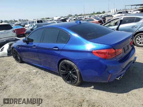 2018 BMW M5 z VIN WBSJF0C51JB282030, wystawiony jako Copart lot #54773835 z przebiegiem 44 046 mil mil oraz Szkody całkowita. Historia ofert i sprzedaży dostępna na DreamBid. Obrazek 2.