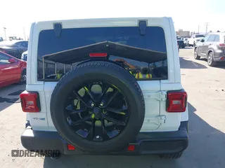 2021 Jeep Wrangler Unlimited Sahara z VIN 1C4JJXP6XMW765398, wystawiony jako IAAI lot #41592185 z przebiegiem 26 834 mil mil oraz . Historia ofert i sprzedaży dostępna na DreamBid. Obrazek 16.
