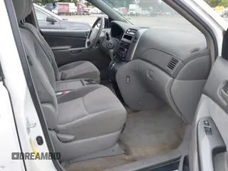 2006 Toyota Sienna CE z VIN 5TDZA23C36S430004, wystawiony jako IAAI lot #42271484 z przebiegiem 205 169 mil mil oraz . Historia ofert i sprzedaży dostępna na DreamBid. Obrazek 5.