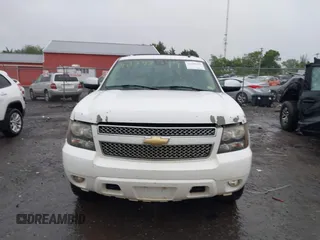 2008 Chevrolet Suburban LTZ z VIN 3GNFK16338G185462, wystawiony jako IAAI lot #42298299 z przebiegiem 301 758 mil mil oraz . Historia ofert i sprzedaży dostępna na DreamBid. Obrazek 12.