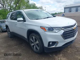 2021 Chevrolet Traverse LT z VIN 1GNEVHKWXMJ140149, wystawiony jako IAAI lot #42179644 z przebiegiem 59 792 mil mil oraz . Historia ofert i sprzedaży dostępna na DreamBid. Obrazek 1.