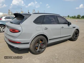 2022 Bentley Bentayga V8 z VIN SJAAM2ZVXNC013736, wystawiony jako Copart lot #67453664 z przebiegiem 22 660 mil mil oraz Nie do naprawy. Historia ofert i sprzedaży dostępna na DreamBid. Obrazek 3.
