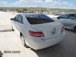 2011 Toyota Camry LE z VIN 4T1BF3EK6BU631409, wystawiony jako IAAI lot #42313431 z przebiegiem 117 409 mil mil oraz . Historia ofert i sprzedaży dostępna na DreamBid. Obrazek 3.