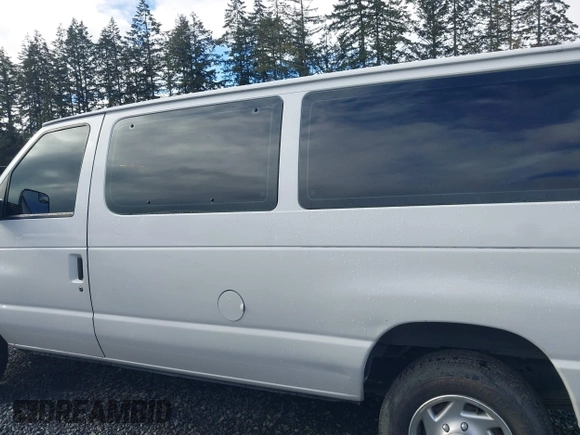 2010 Ford Econoline Passenger XL z VIN 1FBNE3BL9ADA74175, wystawiony jako IAAI lot #41456212 z przebiegiem 125 449 mil mil oraz . Historia ofert i sprzedaży dostępna na DreamBid. Obrazek 14.