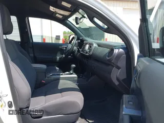 2017 Toyota Tacoma SR5 z VIN 5TFAZ5CN6HX047115, wystawiony jako IAAI lot #42124289 z przebiegiem 133 245 mil mil oraz . Historia ofert i sprzedaży dostępna na DreamBid. Obrazek 5.