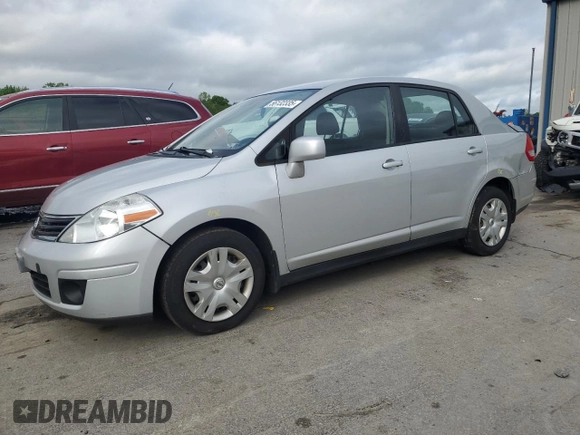 2010 Nissan Versa S z VIN 3N1BC1AP9AL420459, wystawiony jako Copart lot #56132335 z przebiegiem 174 094 mil mil oraz Szkoda całkowita • Salvage title. Historia ofert i sprzedaży dostępna na DreamBid. Obrazek 1.