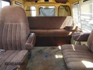 1985 Chevrolet Chevy Van z VIN 1GBEG25HXF7160399, wystawiony jako Copart lot #64115004 z przebiegiem 40 895 mil mil oraz Czysty tytuł • Clean title. Historia ofert i sprzedaży dostępna na DreamBid. Obrazek 10.