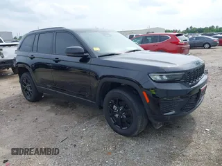 2025 Jeep Grand Cherokee Altitude X z VIN 1C4RJHAG9SC275172, wystawiony jako IAAI lot #42358489 z przebiegiem 678 mil mil oraz . Historia ofert i sprzedaży dostępna na DreamBid. Obrazek 1.