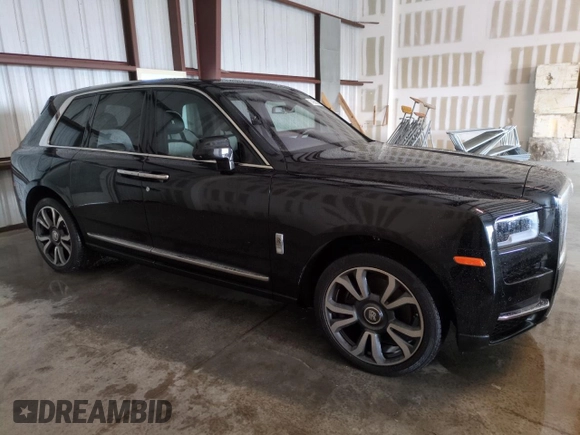 2023 Rolls-Royce Cullinan z VIN SLATV4C07PU218187, wystawiony jako Copart lot #74289364 z przebiegiem 5705 mil mil oraz Szkody całkowita. Historia ofert i sprzedaży dostępna na DreamBid. Obrazek 4.