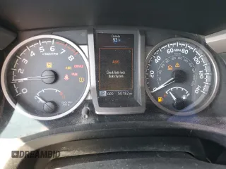 2018 Toyota Tacoma SR5 z VIN 3TMAZ5CN8JM077857, wystawiony jako Copart lot #52570945 z przebiegiem 50 182 mil mil oraz Szkoda całkowita • Salvage title. Historia ofert i sprzedaży dostępna na DreamBid. Obrazek 9.