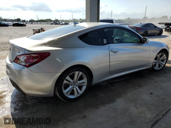 2010 Hyundai Genesis Coupe Grand Touring z VIN KMHHU6KH8AU040913, wystawiony jako Copart lot #57479885 z przebiegiem Nie podano mil oraz Szkoda całkowita • Salvage title. Historia ofert i sprzedaży dostępna na DreamBid. Obrazek 3.