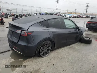 2024 Tesla Model Y with VIN 7SAYGDED1RF098054, listed as a Copart auction lot 44072195 with 16,085 mi miles and Salvage Title. Bid and sale history available at DreamBid. Image 3.