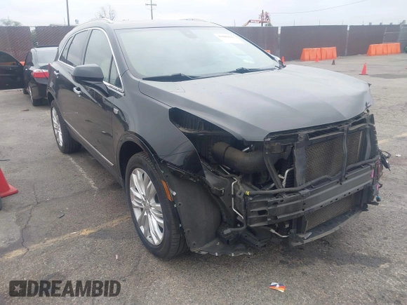 2019 Cadillac XT5 Premium Luxury FWD z VIN 1GYKNERS3KZ134635, wystawiony jako IAAI lot #41889843 z przebiegiem 56 044 mil mil oraz . Historia ofert i sprzedaży dostępna na DreamBid. Obrazek 1.