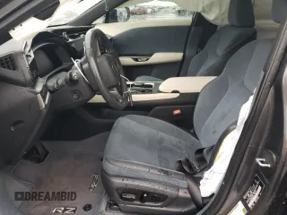2023 Lexus RZ 450e Premium z VIN JTJAAAABXPA013377, wystawiony jako Copart lot #41903324 z przebiegiem 6529 mil mil oraz . Historia ofert i sprzedaży dostępna na DreamBid. Obrazek 7.