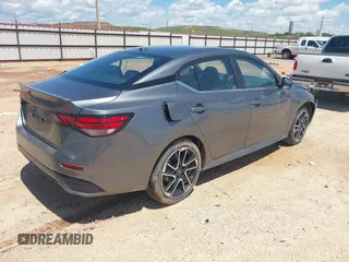 2025 Nissan Sentra SR z VIN 3N1AB8DV5SY305783, wystawiony jako IAAI lot #42480852 z przebiegiem 5 377 mil mil oraz . Historia ofert i sprzedaży dostępna na DreamBid. Obrazek 4.