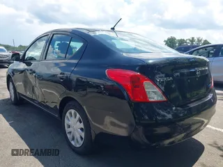 2012 Nissan Versa S z VIN 3N1CN7AP7CL942334, wystawiony jako IAAI lot #42744514 z przebiegiem 157 841 mil mil oraz . Historia ofert i sprzedaży dostępna na DreamBid. Obrazek 3.