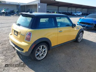 2007 MINI Hardtop S с VIN WMWMF73517TV31617, выставлен на аукционе IAAI как лот 42586579 с пробегом Не указан миль и . История ставок и продаж доступна на DreamBid. Изображение 4.