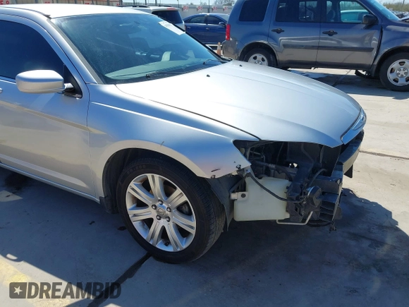 2012 Chrysler 200 Touring z VIN 1C3CCBBB1CN206356, wystawiony jako IAAI lot #41599679 z przebiegiem 286 239 mil mil oraz . Historia ofert i sprzedaży dostępna na DreamBid. Obrazek 18.