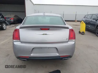 2018 Chrysler 300 S z VIN 2C3CCABG3JH266313, wystawiony jako IAAI lot #42397694 z przebiegiem 79 549 mil mil oraz . Historia ofert i sprzedaży dostępna na DreamBid. Obrazek 16.