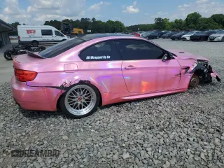 2013 BMW M3 z VIN WBSKG9C57DJ593767, wystawiony jako Copart lot #54728954 z przebiegiem 100 526 mil mil oraz Szkody całkowita. Historia ofert i sprzedaży dostępna na DreamBid. Obrazek 3.