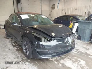 2018 Tesla Model 3 Long Range Battery z VIN 5YJ3E1EBXJF127632, wystawiony jako IAAI lot #42214133 z przebiegiem 81 425 mil mil oraz . Historia ofert i sprzedaży dostępna na DreamBid. Obrazek 1.