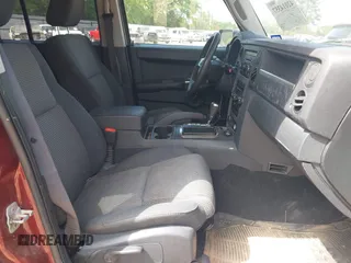 2008 Jeep Commander Sport z VIN 1J8HG48K08C232970, wystawiony jako IAAI lot #42014357 z przebiegiem 136 006 mil mil oraz . Historia ofert i sprzedaży dostępna na DreamBid. Obrazek 5.