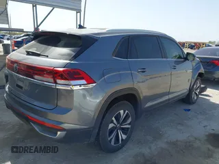 2024 Volkswagen Atlas SE z VIN 1V2DE2CA8RC202274, wystawiony jako IAAI lot #41864958 z przebiegiem 32 957 mil mil oraz . Historia ofert i sprzedaży dostępna na DreamBid. Obrazek 4.