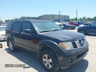 2006 Nissan Pathfinder SE z VIN 5N1AR18UX6C611468, wystawiony jako IAAI lot #42122374 z przebiegiem 260 357 mil mil oraz . Historia ofert i sprzedaży dostępna na DreamBid. Obrazek 1.