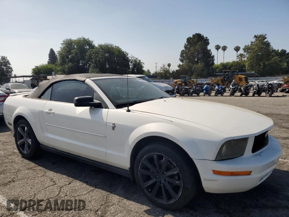 2007 Ford Mustang Deluxe z VIN 1ZVFT84NX75272930, wystawiony jako Copart lot #61072165 z przebiegiem 137 513 mil mil oraz Szkoda całkowita • Salvage title. Historia ofert i sprzedaży dostępna na DreamBid. Obrazek 4.