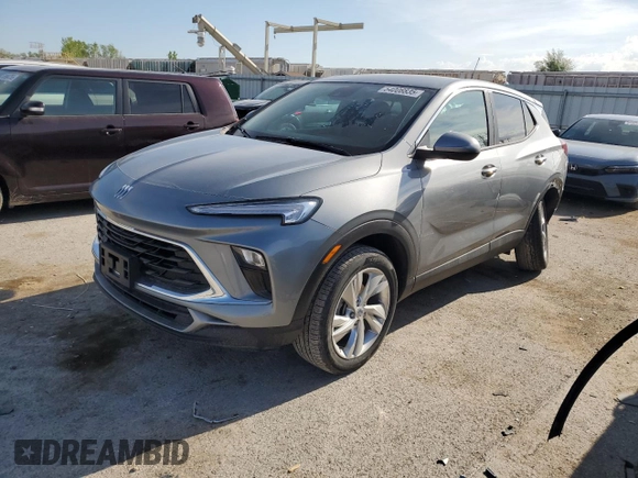 2024 Buick Encore GX Preferred z VIN KL4AMCSL2RB002703, wystawiony jako Copart lot #54006835 z przebiegiem 47 607 mil mil oraz Szkoda całkowita • Salvage title. Historia ofert i sprzedaży dostępna na DreamBid. Obrazek 1.