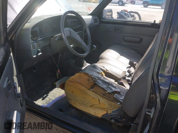 1989 Toyota Pickup DX z VIN JT4RN81P0K0029116, wystawiony jako IAAI lot #42474777 z przebiegiem 234 987 mil mil oraz . Historia ofert i sprzedaży dostępna na DreamBid. Obrazek 5.