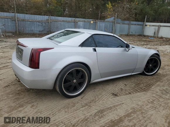 2005 Cadillac XLR z VIN 1G6YV34AX55603706, wystawiony jako Copart lot #81643824 z przebiegiem 84 951 mil mil oraz Czysty tytuł • Clean title. Historia ofert i sprzedaży dostępna na DreamBid. Obrazek 3.