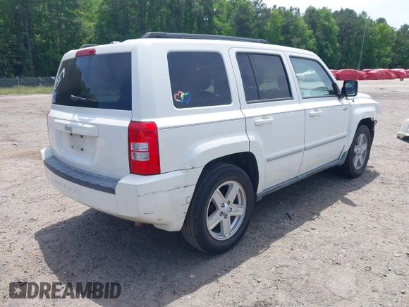 2010 Jeep Patriot Latitude z VIN 1J4NT1GA1AD621060, wystawiony jako IAAI lot #42295782 z przebiegiem 158 352 mil mil oraz . Historia ofert i sprzedaży dostępna na DreamBid. Obrazek 4.