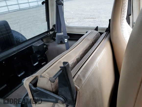 2000 Jeep Wrangler Sport z VIN 1J4FA49S9YP798353, wystawiony jako Copart lot #62009645 z przebiegiem 116 676 mil mil oraz Szkoda całkowita • Salvage title. Historia ofert i sprzedaży dostępna na DreamBid. Obrazek 11.