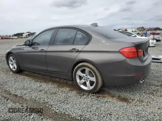 2013 BMW 3 Series 328i z VIN WBA3C1C54DF440529, wystawiony jako Copart lot #48949335 z przebiegiem 83 765 mil mil oraz Szkody całkowita. Historia ofert i sprzedaży dostępna na DreamBid. Obrazek 2.