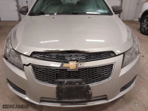 2013 Chevrolet Cruze LS with VIN 1G1PA5SG4D7239463, listed as a IAAI auction lot 41718052 with 105,347 mi miles. Bid and sale history available at carsss.com. Image 6.