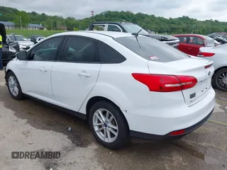 2018 Ford Focus SE z VIN 1FADP3F21JL257262, wystawiony jako IAAI lot #42174952 z przebiegiem 138 872 mil mil oraz . Historia ofert i sprzedaży dostępna na DreamBid. Obrazek 3.