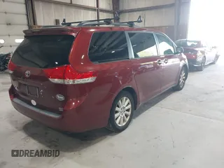 2013 Toyota Sienna XLE z VIN 5TDDK3DCXDS053048, wystawiony jako IAAI lot #42163668 z przebiegiem 104 765 mil mil oraz . Historia ofert i sprzedaży dostępna na DreamBid. Obrazek 4.
