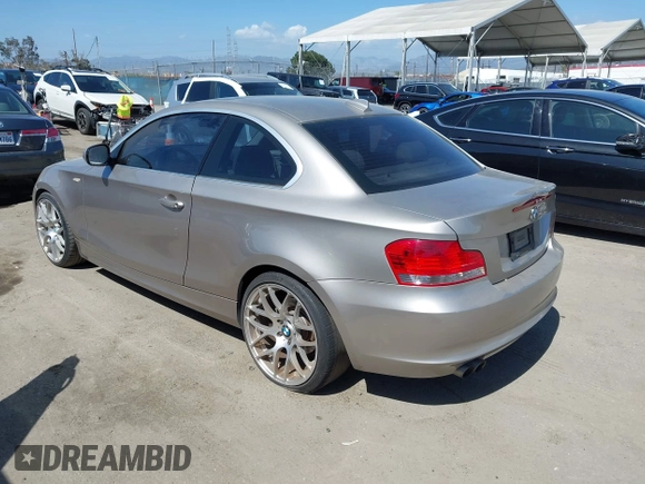 2011 BMW 1 Series 128i z VIN WBAUP9C51BVL90800, wystawiony jako IAAI lot #42278234 z przebiegiem 187 138 mil mil oraz . Historia ofert i sprzedaży dostępna na DreamBid. Obrazek 3.