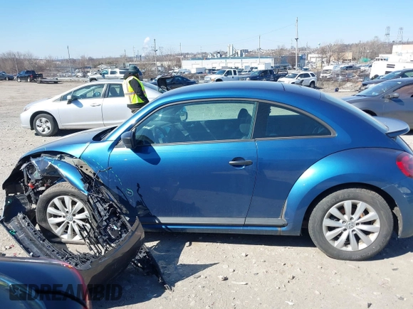 2018 Volkswagen Beetle S z VIN 3VWFD7ATXJM711734, wystawiony jako IAAI lot #41704497 z przebiegiem 66 702 mil mil oraz . Historia ofert i sprzedaży dostępna na DreamBid. Obrazek 14.