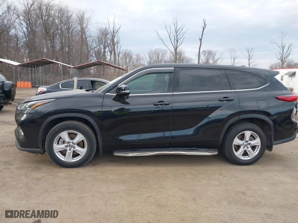 2021 Toyota Highlander L with VIN 5TDBZRBH7MS134660, listed as a IAAI auction lot 41682934 with 121,201 mi miles. Bid and sale history available at carsss.com. Image 14.