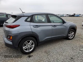 2021 Hyundai Kona SE z VIN KM8K12AAXMU610006, wystawiony jako Copart lot #50434295 z przebiegiem 43 853 mil mil oraz Szkoda całkowita • Salvage title. Historia ofert i sprzedaży dostępna na DreamBid. Obrazek 3.